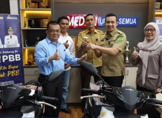 Bapenda Kota Medan Serahkan Hadiah Undian Semarak Bayar Pajak 2025