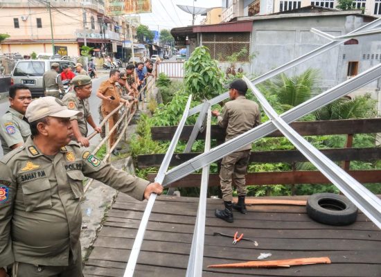 Pemko Pematangsiantar Bongkar Bangunan Liar di Jalan Jawa