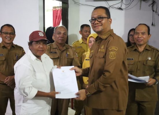 Wakil Wali Kota Tanjungbalai Serahkan Sertifikat Halal Bagi Asosiasi Pedagang Food Court Jalan Bachtiar Chusa
