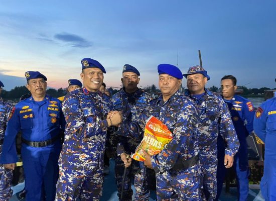 Peringati HUT ke-75, Polairud Tanjungbalai Gelar Bakti Sosial