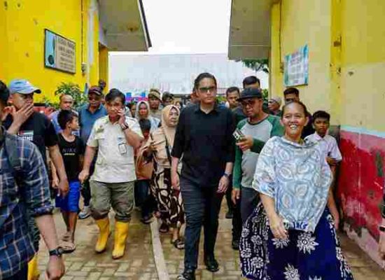 Peduli Korban Banjir, Wali Kota Medan Bersihkan Masjid dan Tinjau Sekolah Rusak