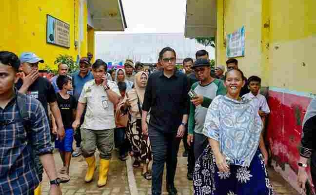 Peduli Korban Banjir, Wali Kota Medan Bersihkan Masjid dan Tinjau Sekolah Rusak
