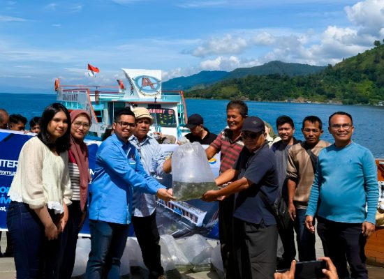 PKM Internasional Fakultas Ekonomi UNPRI Restocking 5.000 Benih Ikan Nila di Danau Toba Dukung SDGs dan Ketahanan Pangan