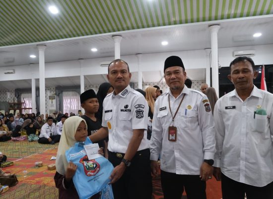 Wali Kota Tanjungbalai Serahkan Bantuan Sandang dan Uang Transport ke 180 Keluarga Miskin