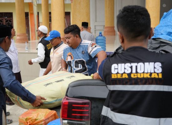 Salurkan Bantuan, Relawan Bea Cukai Sambangi Dayah Waled Lapang