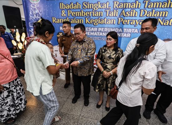 Wali Kota Wesly Didampingi Ny Liswati Serahkan Tali Asih kepada Jemaat Gereja