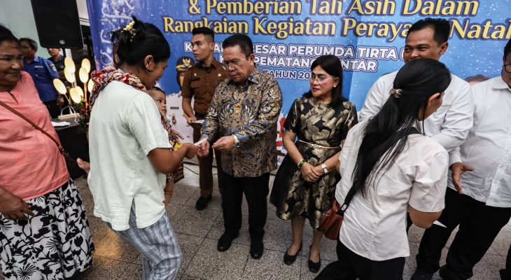 Wali Kota Wesly Didampingi Ny Liswati Serahkan Tali Asih kepada Jemaat Gereja