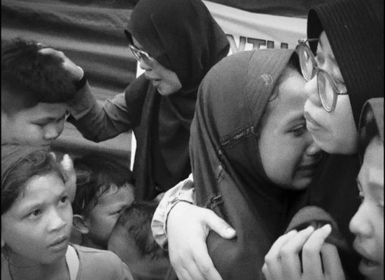 Isak Tangis Warnai Pelepasan Guru Relawan di Sekumur: “Jangan Pergi, Bu Guru…”