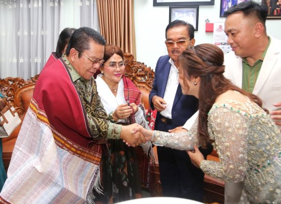 Wali Kota Wesly dan Ketua TP PKK Ny Liswati Hadiri Open House Tahun Baru Tokoh Patambor Ompung Echauli Doli Manurung