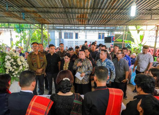 Wali Kota Wesly dan Ny Liswati Melayat Almarhum Bontor Silaban di Jalan Sibatu-batu