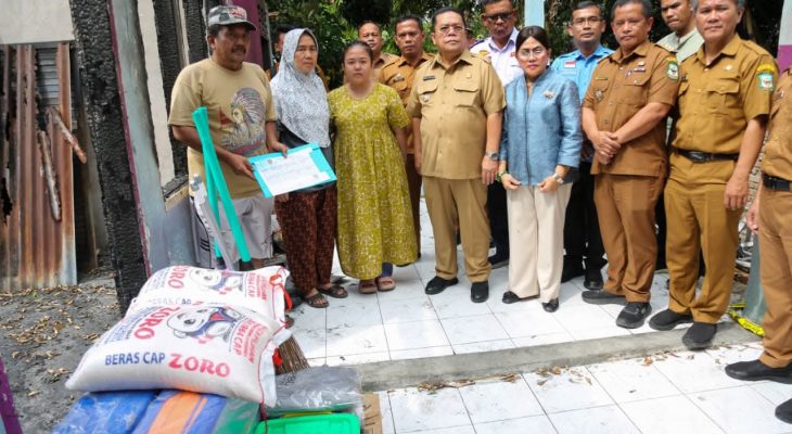 Wali Kota Wesly dan Ny Liswati Serahkan Bantuan ke Warga Korban Kebakaran di Jalan Kasuari