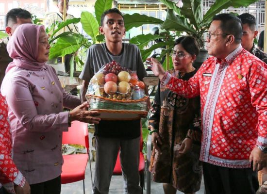Wali Kota Wesly dan Ketua TP PKK Ny Liswati Kunjungi dan Beri Semangat kepada Penyandang Disabilitas Korban Pengeroyokan
