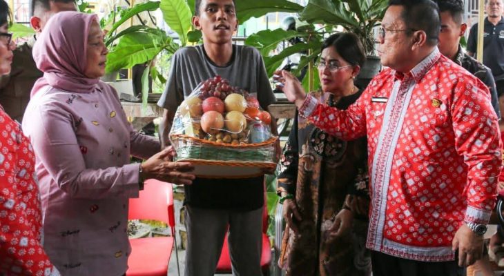 Wali Kota Wesly dan Ketua TP PKK Ny Liswati Kunjungi dan Beri Semangat kepada Penyandang Disabilitas Korban Pengeroyokan