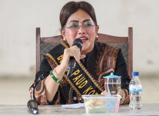 Terharu dan Bahagia, Ny Liswati Naikkan Uang Kehormatan Guru PAUD SAB