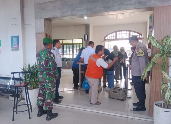 Pastikan Keamanan Arus Balik, Personel Gabungan Siaga di Stasiun KA Tanjungbalai