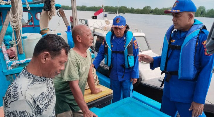 Jaga Keamanan Laut, Sat Polairud Polres Tanjung Balai Periksa Kapal Nelayan