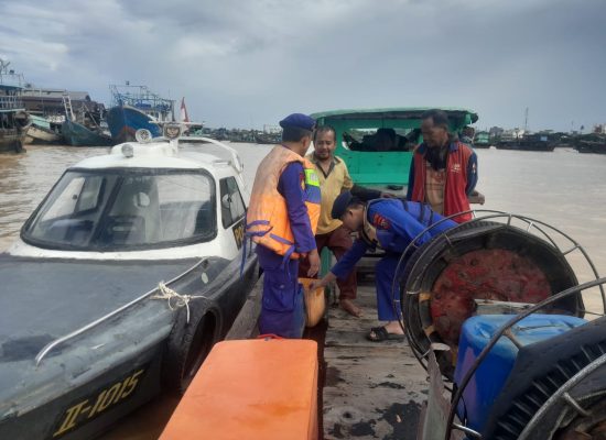 Respons Cepat, Sat Polairud Polres Tanjung Balai Bantu Nelayan yang Alami Mati Mesin di Tengah Laut