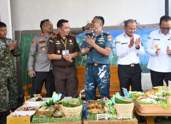 Pererat Sinergitas, Kapolres Tanjungbalai Berikan Kejutan Ulang Tahun kepada Danlanal TBA