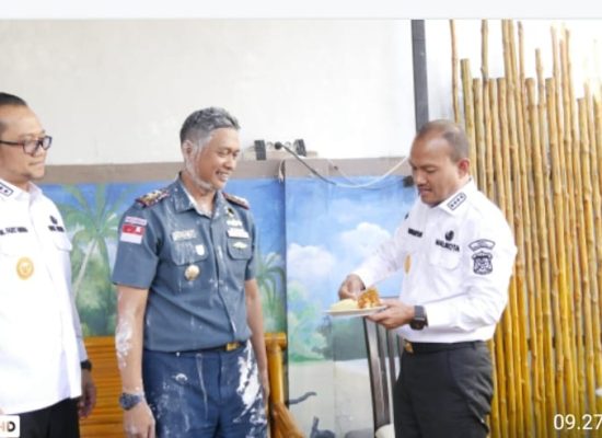 Wali Kota Bersama Forkopimda Tanjungbalai Beri Kejutan Ulang Tahun ke-43 Danlanal TBA