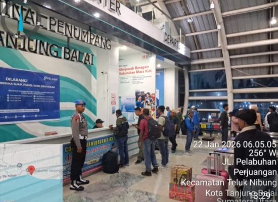 Pastikan Keamanan Penumpang ke Malaysia, Polsek Teluk Nibung Kawal Keberangkatan Kapal