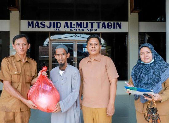 Wali Kota Wesly Beri Bantuan Perbekalan Ramadhan untuk 134 Masjid dan 38 Mushollah