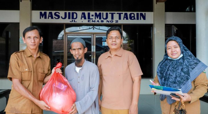 Wali Kota Wesly Beri Bantuan Perbekalan Ramadhan untuk 134 Masjid dan 38 Mushollah