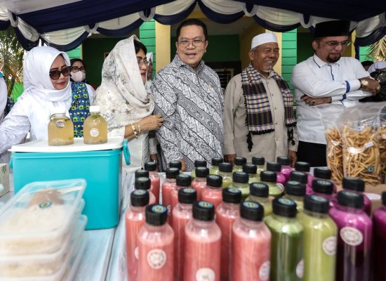 Wali Kota Wesly dan Ketua TP PKK Ny Liswati Borong Produk di Warung Ramadhan BKMT