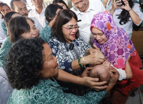 Ketua TP PKK Ny Liswati Kunjungi Dua Posyandu