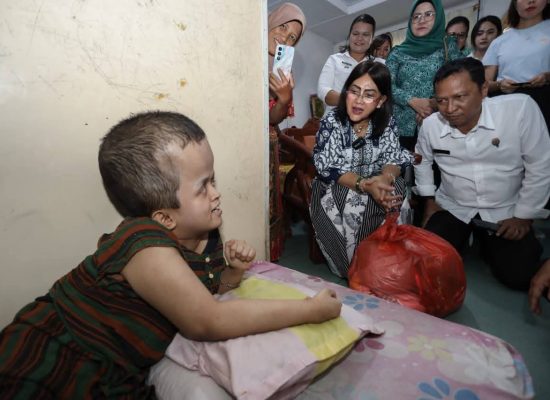 Ketua TP PKK Ny Liswati Kunjungi dan Beri Bantuan ke Penderita Hydrocephalus di Kelurahan Kahean