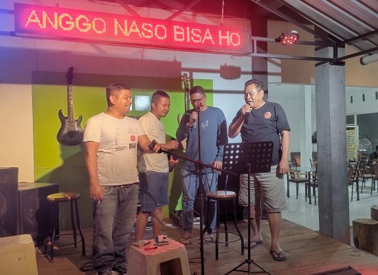 Isi Waktu Luang, Kapolsek Batang Natal dan Sekjen IJEN Sumut Sumbangkan Lagu