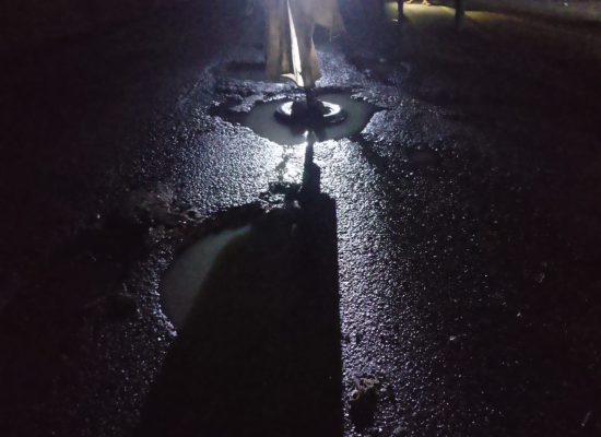 Jalan Rusak di Perbatasan Hutaraja-Sibaruang Ancam Keselamatan Pengendara