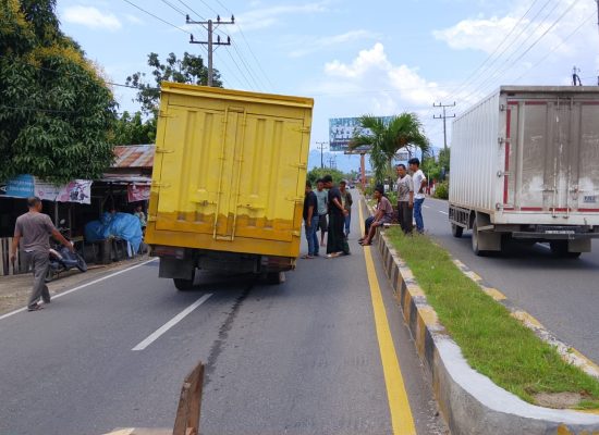 Naas! Colt Diesel L300 Kecelakaan Tunggal di Jalur Dua Siabu, Tabrak Trotoar