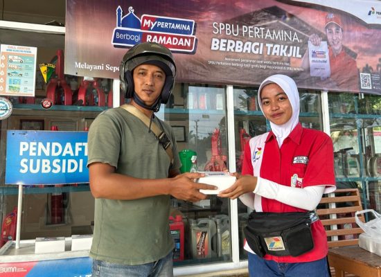 Momentum Ramadhan, Pertamina Patra Niaga Sumbagut Tebar Pelayanan dan Berbagi Takjil di SPBU
