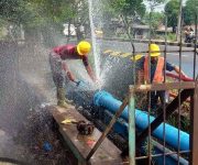 Kerja Cepat Perumda Tirta Uli Angkat Pipa Selama Pembongkaran Gapura Perbatasan Siantar – Simalungun