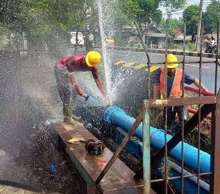 Kerja Cepat Perumda Tirta Uli Angkat Pipa Selama Pembongkaran Gapura Perbatasan Siantar – Simalungun