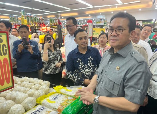 Bulog Sumut Dampingi Mendag RI Pantau Harga Sembako di Pasar Tradisional dan Ritel Modern