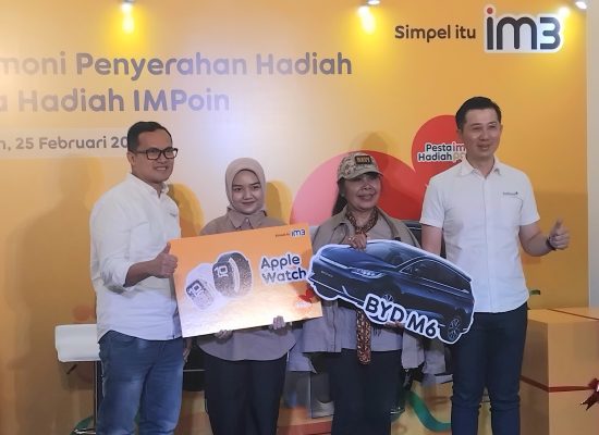 IM3 Serahkan Grand Prize IMPoin Pesta Hadiah 2025 di Medan, Pelanggan Raih Mobil Listrik BYD M6