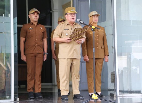 Wali Kota Wesly Pembina Apel Gabungan Pemko Pematangsiantar dan Serahkan SK Pensiun ASN
