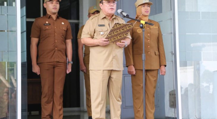 Wali Kota Wesly Pembina Apel Gabungan Pemko Pematangsiantar dan Serahkan SK Pensiun ASN