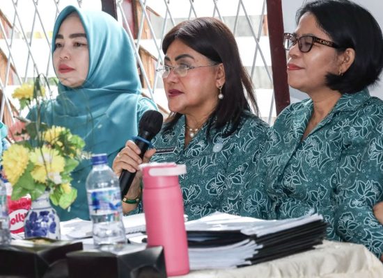 Ketua TP PKK Ny Liswati dan Tim Supervisi Kelurahan Simarito untuk Lomba Tertib Administrasi Tingkat Provinsi Sumut