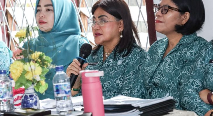 Ketua TP PKK Ny Liswati dan Tim Supervisi Kelurahan Simarito untuk Lomba Tertib Administrasi Tingkat Provinsi Sumut