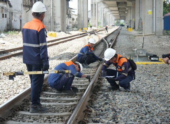 KAI Sumut Matangkan Persiapan Angkutan Lebaran 2026, Jalur Rel di Stasiun Medan Dirawat