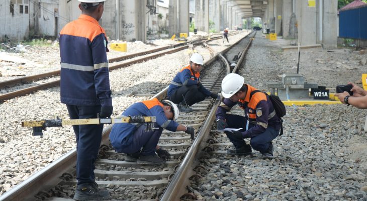 KAI Sumut Matangkan Persiapan Angkutan Lebaran 2026, Jalur Rel di Stasiun Medan Dirawat