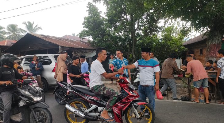 Wujudkan Kepedulian Sosial, Korwasis Madina Salurkan Ratusan Paket Takjil di Jumat Berkah