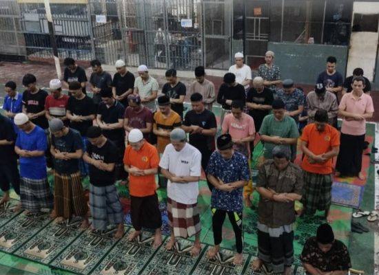 Warga Binaan Rutan Kelas I Labuhan Deli Khusyuk Laksanakan Salat Tarawih Berjamaah di Bulan Ramadan