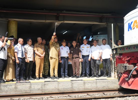 Gubernur Sumut Bobby Nasution Lepas Ratusan Pemudik Gratis Naik Kereta Api di Stasiun Medan