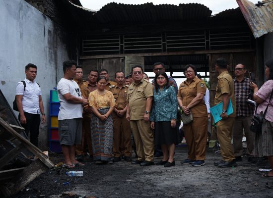 Wali Kota Wesly dan Ketua TP PKK Ny Liswati Kunjungi dan Beri Bantuan ke Korban Kebakaran di Jalan Pendeta Justin Sihombing