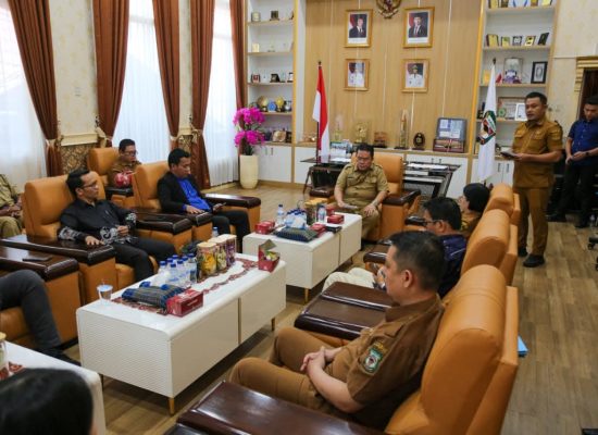 Wali Kota Wesly dan Tiga Perguruan Tinggi Tandatangani Kesepakatan Bersama