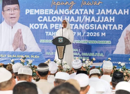 Jamaah Calon Haji Kota Pematangsiantar Ditepung Tawar di Rumah Dinas Wali Kota