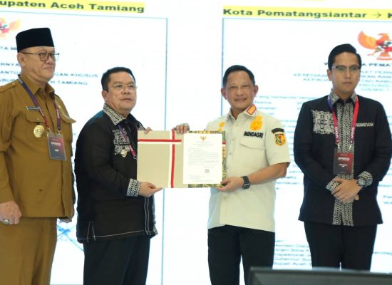 Wali Kota Wesly Serahkan Surat Pernyataan Kesediaan Hibah Rp25 M dari TKD untuk Kabupaten Bener Meriah